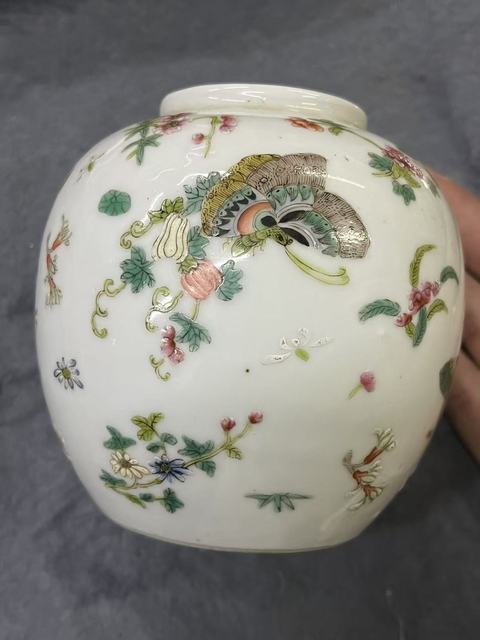古玩陶瓷花蝶紋粉彩罐真品鑒賞圖