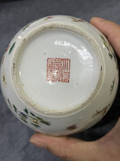 古玩陶瓷花蝶紋粉彩罐真品鑒賞圖