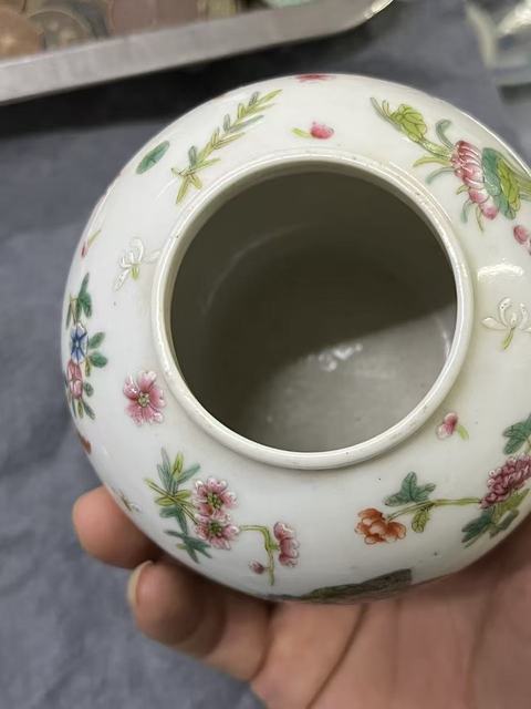 古玩陶瓷花蝶紋粉彩罐真品鑒賞圖