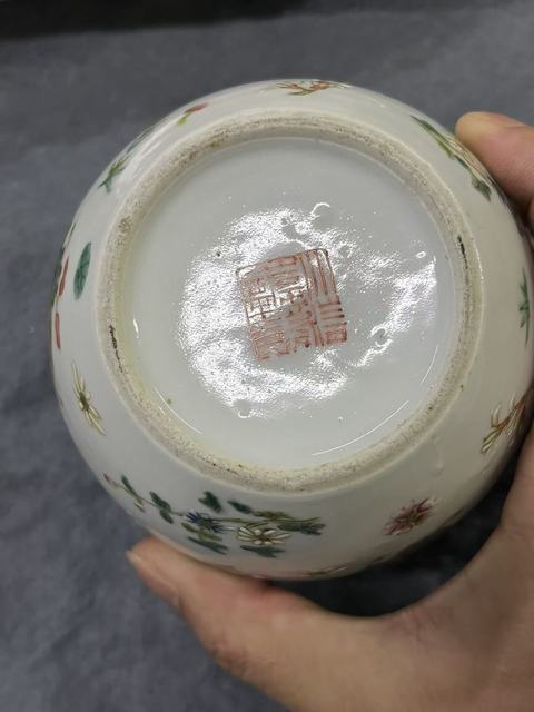 古玩陶瓷花蝶紋粉彩罐真品鑒賞圖