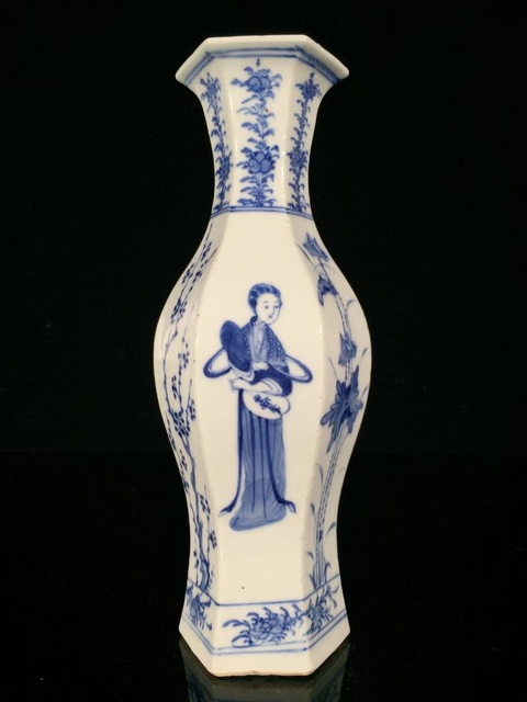 古玩陶瓷人物紋青花瓶真品鑒賞圖