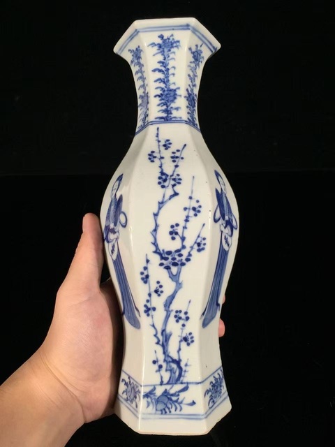 古玩陶瓷人物紋青花瓶真品鑒賞圖