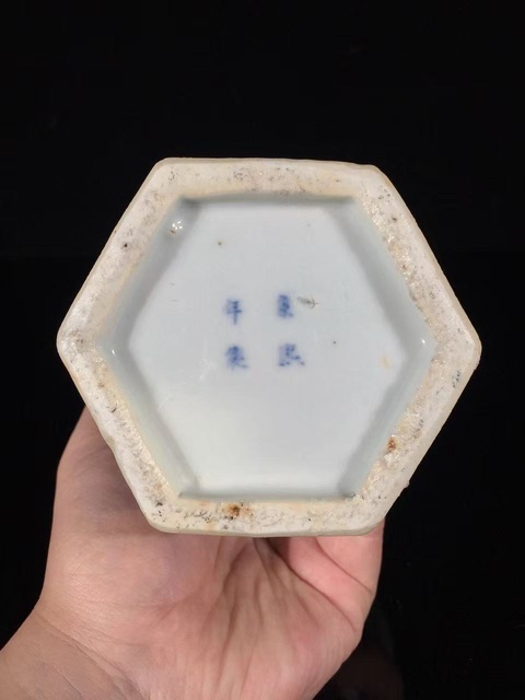 古玩陶瓷人物紋青花瓶真品鑒賞圖