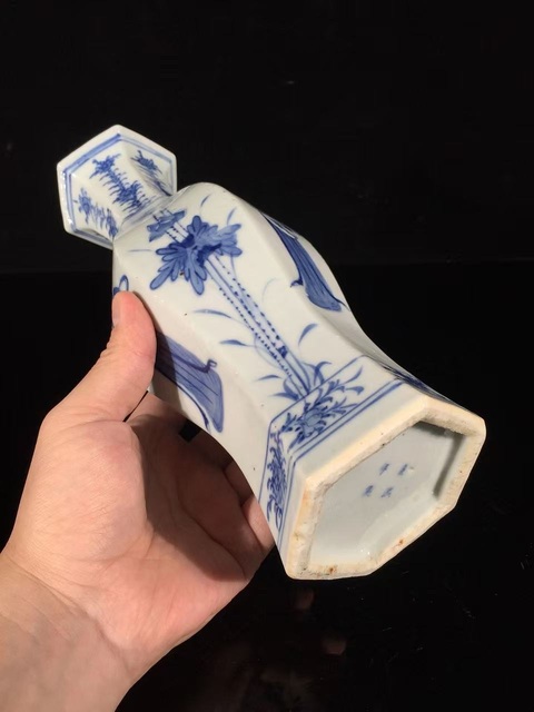 古玩陶瓷人物紋青花瓶真品鑒賞圖