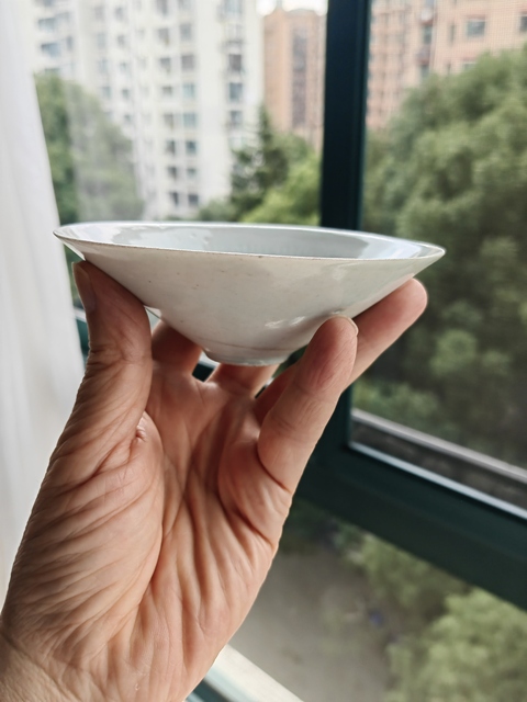 古玩陶瓷湘湖窯青白釉花卉紋斗笠碗真品鑒賞圖