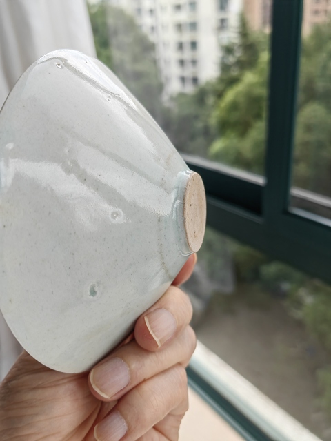 古玩陶瓷湘湖窯青白釉花卉紋斗笠碗真品鑒賞圖