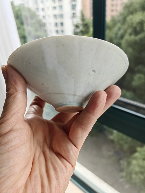 古玩陶瓷湘湖窯青白釉花卉紋斗笠碗真品鑒賞圖