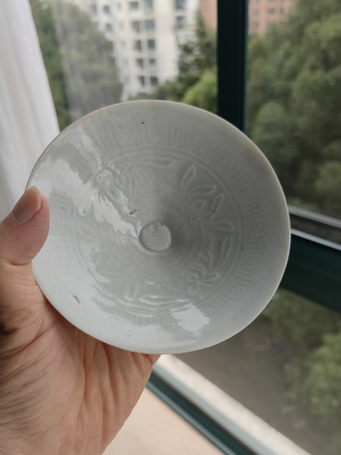 古玩陶瓷湘湖窯青白釉花卉紋斗笠碗真品鑒賞圖