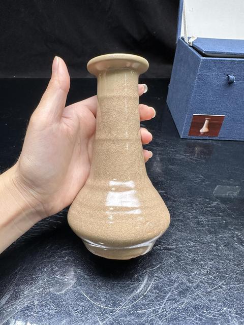 古玩陶瓷南宋龍泉旋紋長頸瓶真品鑒賞圖