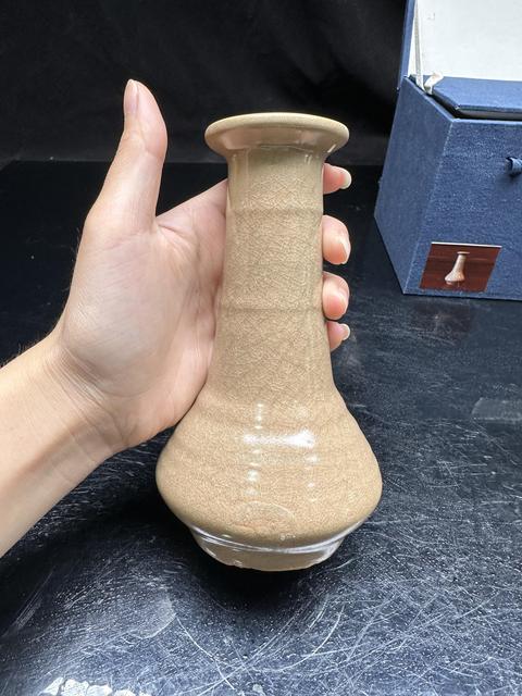 古玩陶瓷南宋龍泉旋紋長頸瓶真品鑒賞圖