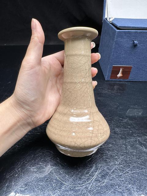 古玩陶瓷南宋龍泉旋紋長頸瓶真品鑒賞圖