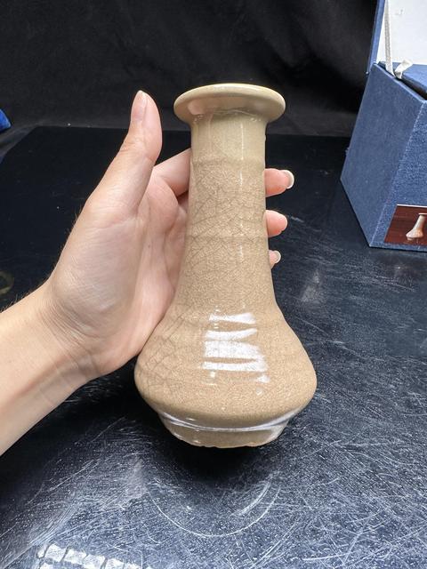 古玩陶瓷南宋龍泉旋紋長頸瓶真品鑒賞圖