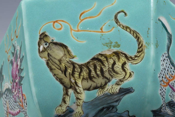 古玩陶瓷民國·松石綠地粉彩瑞獸紋六方供碗真品鑒賞圖