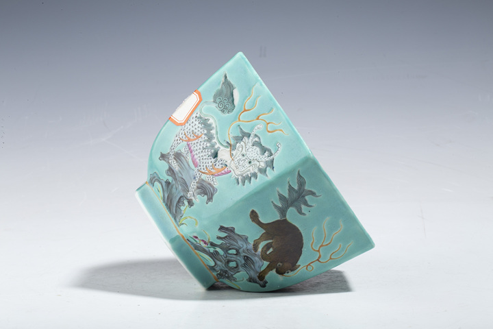 古玩陶瓷民國·松石綠地粉彩瑞獸紋六方供碗真品鑒賞圖