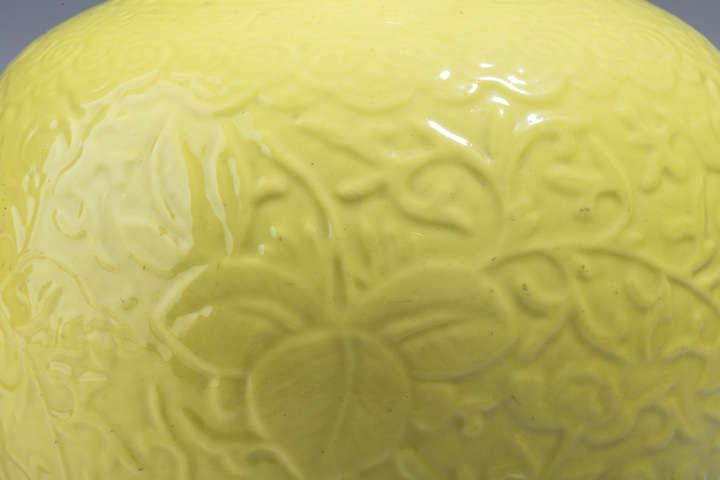 古玩陶瓷民國·黃釉模印纏枝花卉紋撇口瓶真品鑒賞圖