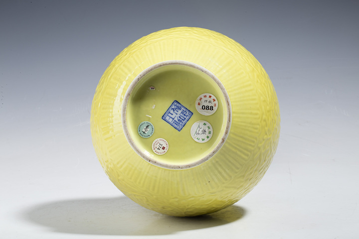 古玩陶瓷民國·黃釉模印纏枝花卉紋撇口瓶真品鑒賞圖