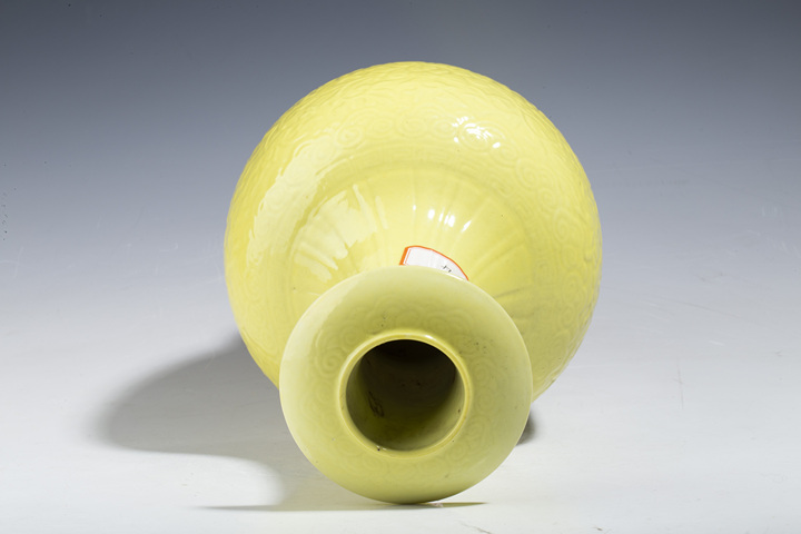 古玩陶瓷民國·黃釉模印纏枝花卉紋撇口瓶真品鑒賞圖