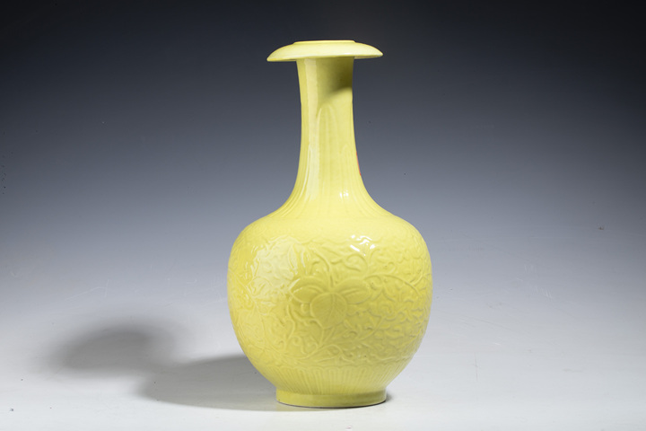 古玩陶瓷民國·黃釉模印纏枝花卉紋撇口瓶真品鑒賞圖