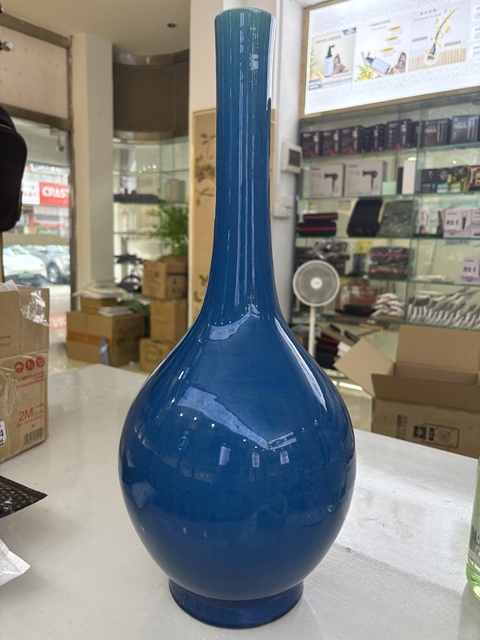 古玩陶瓷孔雀藍(lán)釉天球瓶真品鑒賞圖