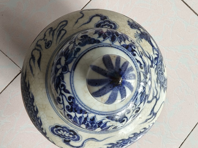 古玩陶瓷青花云龍紋蓋罐真品鑒賞圖