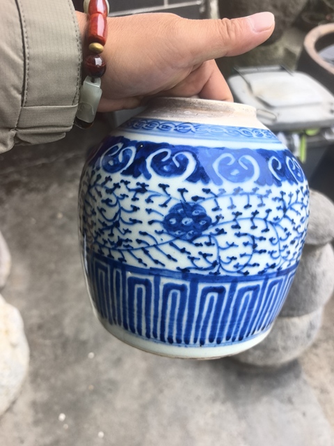 古玩陶瓷花卉紋青花罐真品鑒賞圖