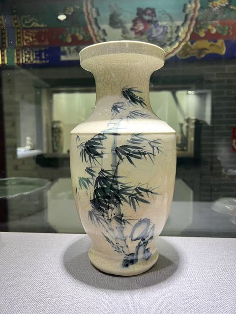 古玩陶瓷哥釉青花竹葉紋瓶真品鑒賞圖