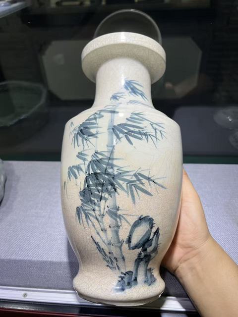 古玩陶瓷哥釉青花竹葉紋瓶真品鑒賞圖