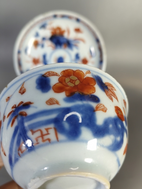 古玩陶瓷青花礬紅花卉紋杯碟真品鑒賞圖