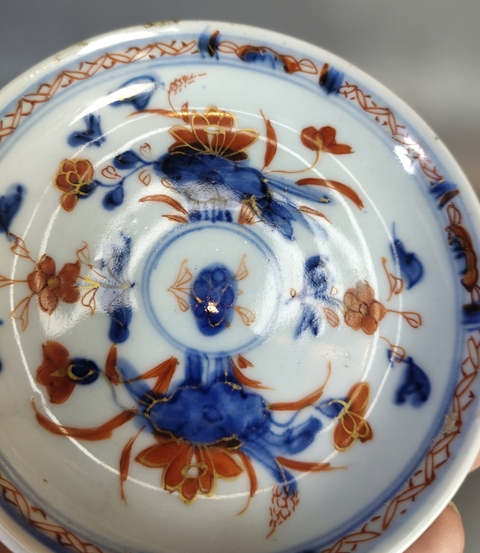 古玩陶瓷青花礬紅花卉紋杯碟真品鑒賞圖