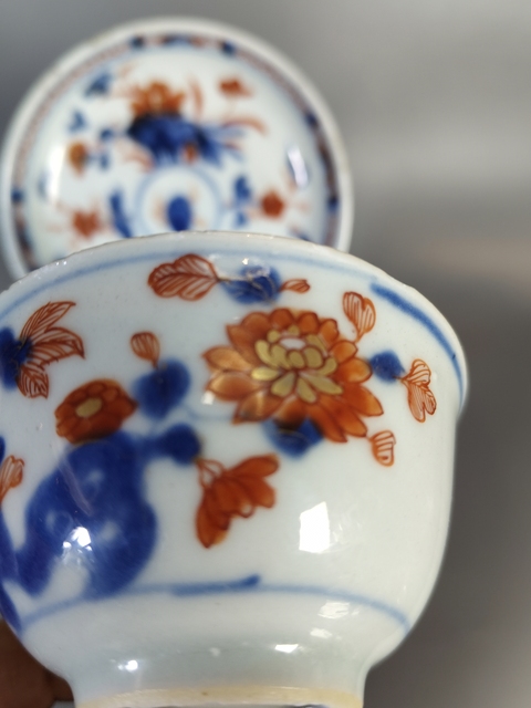 古玩陶瓷青花礬紅花卉紋杯碟真品鑒賞圖