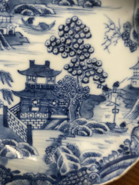 古玩陶瓷青花亭臺樓閣山水紋花口盤真品鑒賞圖