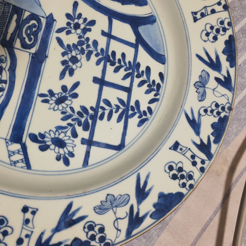 古玩陶瓷青花庭院花卉紋折沿盤真品鑒賞圖