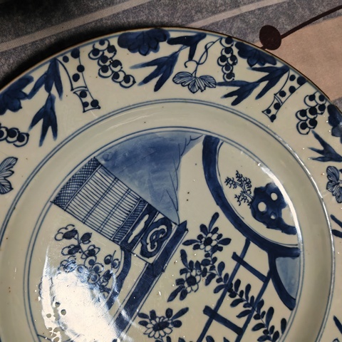 古玩陶瓷青花庭院花卉紋折沿盤真品鑒賞圖