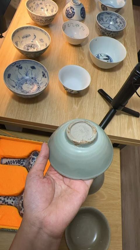 古玩陶瓷龍泉青瓷葵口碗，模糊，偏老真品鑒賞圖
