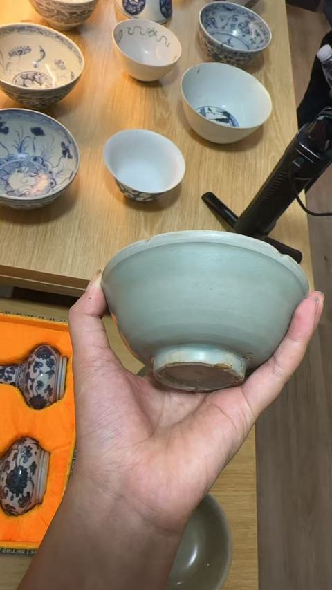 古玩陶瓷龍泉青瓷葵口碗，模糊，偏老真品鑒賞圖