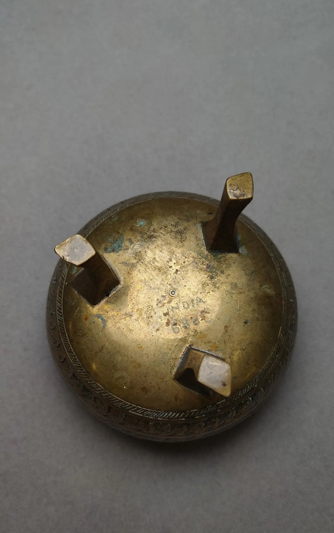 古玩陶瓷西洋刻花三足銅擺件真品鑒賞圖