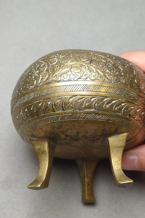 古玩陶瓷西洋刻花三足銅擺件真品鑒賞圖