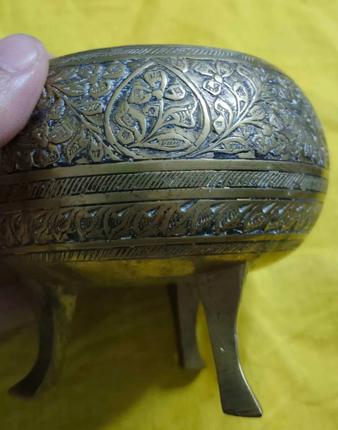 古玩陶瓷西洋刻花三足銅擺件真品鑒賞圖