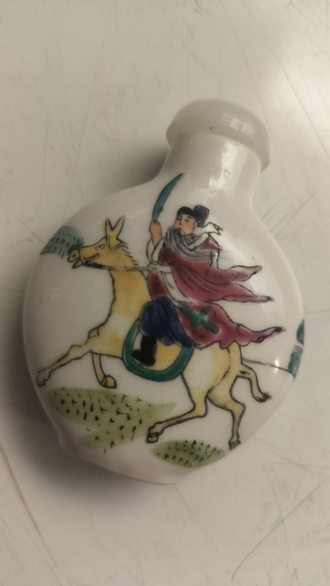 古玩陶瓷粉彩人物故事紋鼻煙壺真品鑒賞圖