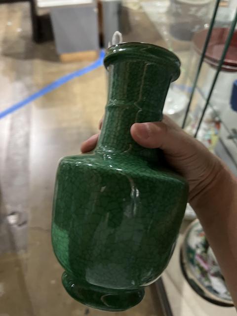 古玩陶瓷綠哥釉瓶真品鑒賞圖