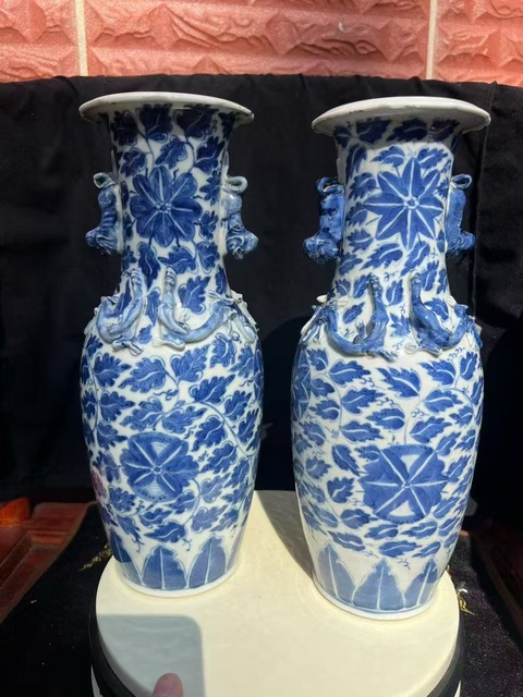 古玩陶瓷青花纏枝花紋雙耳瓶真品鑒賞圖