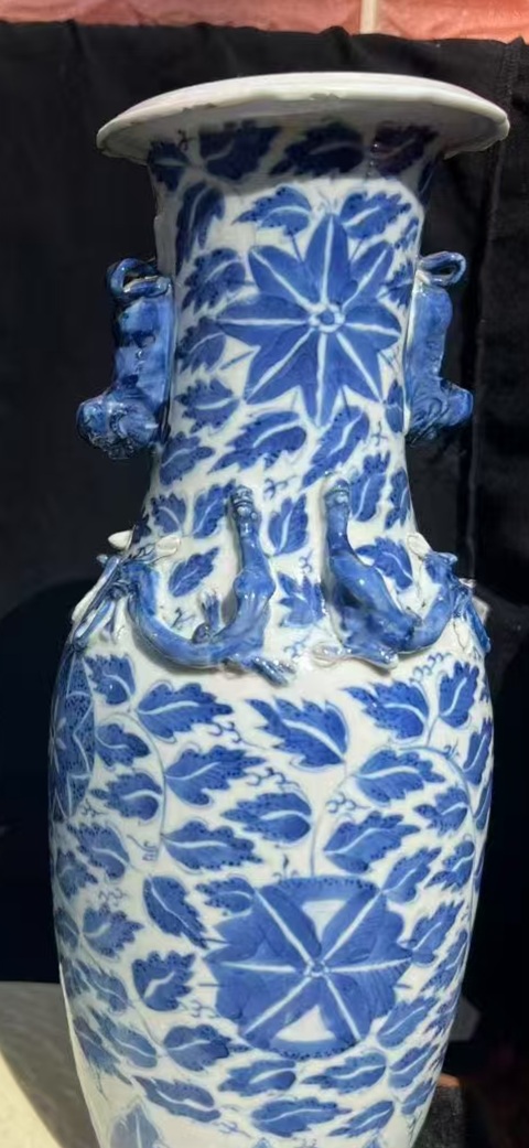 古玩陶瓷青花纏枝花紋雙耳瓶真品鑒賞圖