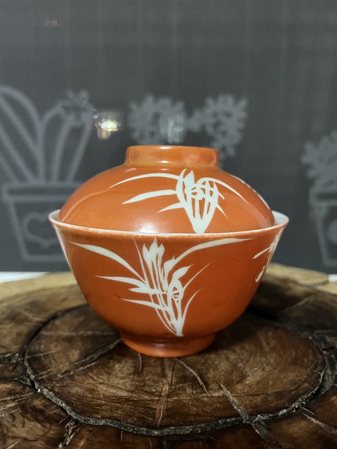 古玩陶瓷晚清礬紅留白蘭草詩文蓋碗拍賣，當前價格350元