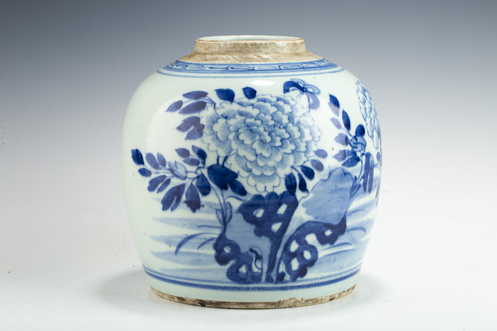 古玩陶瓷清中·青花洞石牡丹紋罐真品鑒賞圖