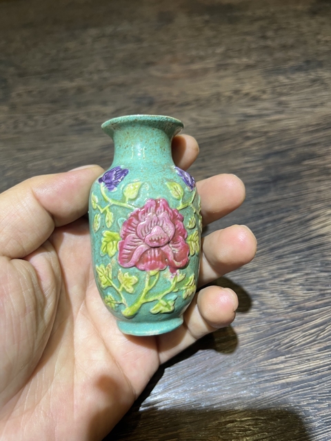 古玩陶瓷松石綠堆塑花蝶紋瓶真品鑒賞圖