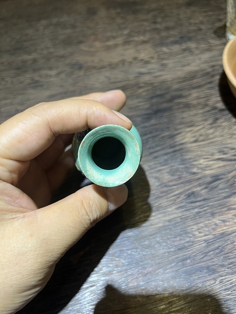 古玩陶瓷松石綠堆塑花蝶紋瓶真品鑒賞圖