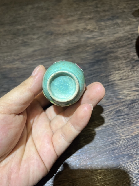 古玩陶瓷松石綠堆塑花蝶紋瓶真品鑒賞圖