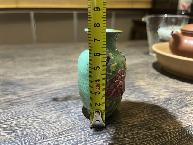 古玩陶瓷松石綠堆塑花蝶紋瓶真品鑒賞圖