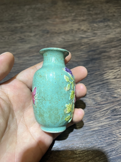 古玩陶瓷松石綠堆塑花蝶紋瓶真品鑒賞圖