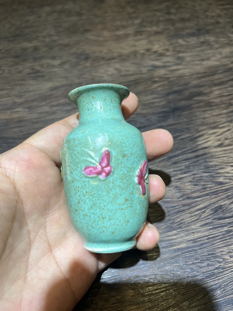 古玩陶瓷松石綠堆塑花蝶紋瓶真品鑒賞圖